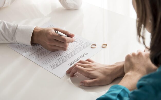 Imagem mostra casal fazendo acordo sobre empresa em divórcio de comunhão parcial de bens